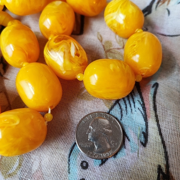 Vintage Lucite Swirled Huge Oval Beads Hidden Screw Clasp Chunky Necklace EUC - Picture 6 of 9